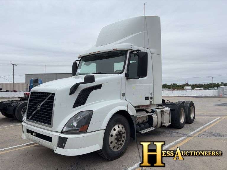 2015  VOLVO  T/A DAYCAB