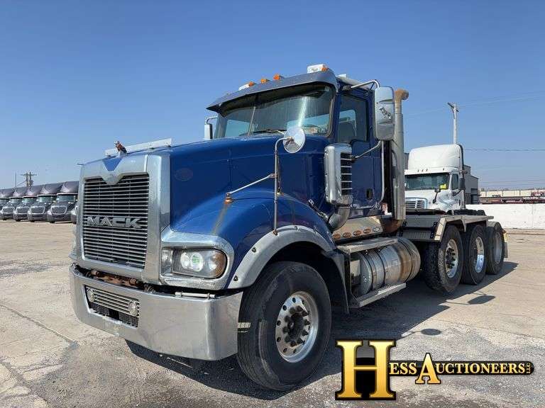2010 MACK TD713 TRI AXLE DAYCAB - Hess Auctioneers