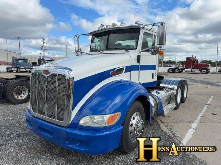 2009 PETERBILT 386 T/A DAYCAB