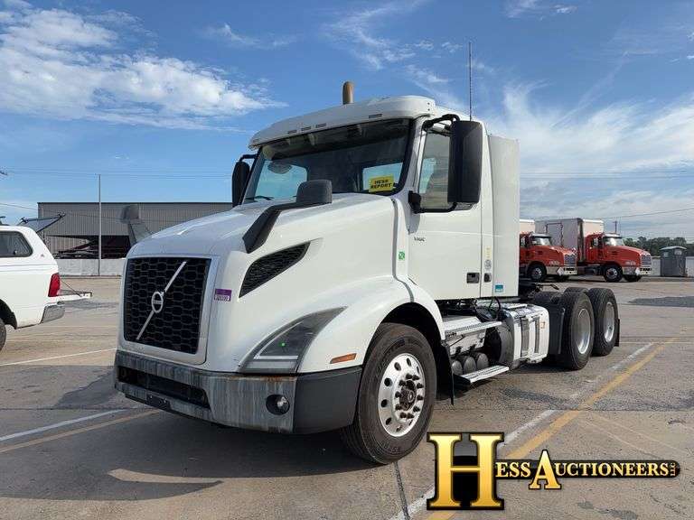 2019 VOLVO VNR T/A DAYCAB