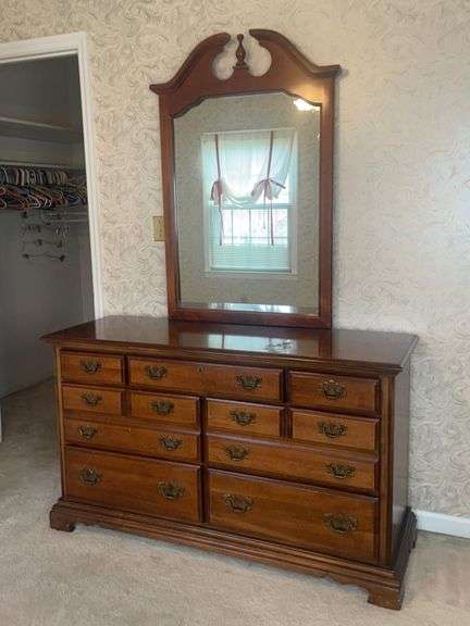 Dresser With Mirror