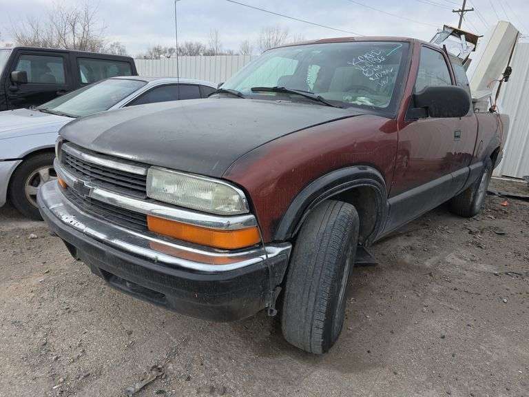 1998  CHEVROLET  S-10 Pickup  1GCDT19X6W8110186