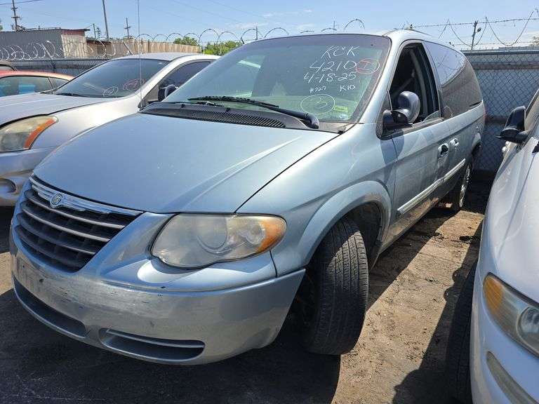 2006  CHRYSLER  Town and Country  2A8GP54L56R824210