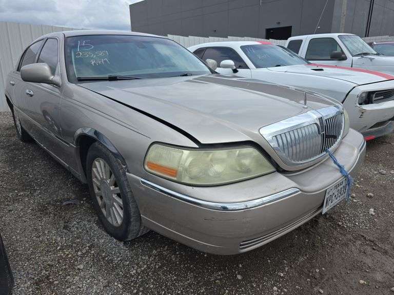 2003  LINCOLN  Town Car  1LNHM82W63Y653697