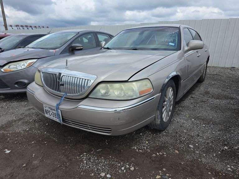 2003  LINCOLN  Town Car  1LNHM82W63Y653697