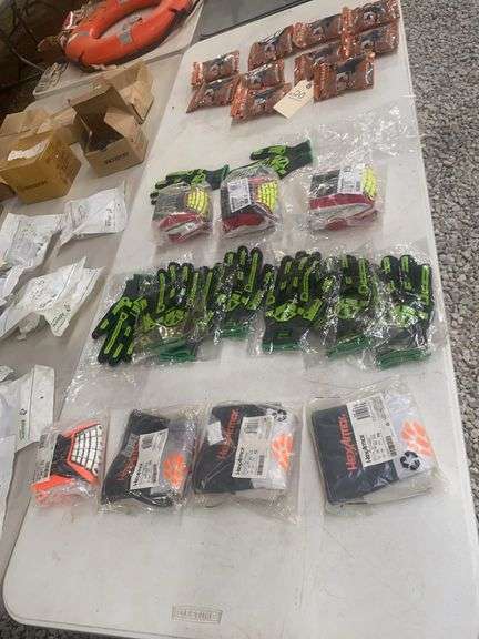 Tbl lot: HexArmor gloves: K1 mid-sole Ice Cleats