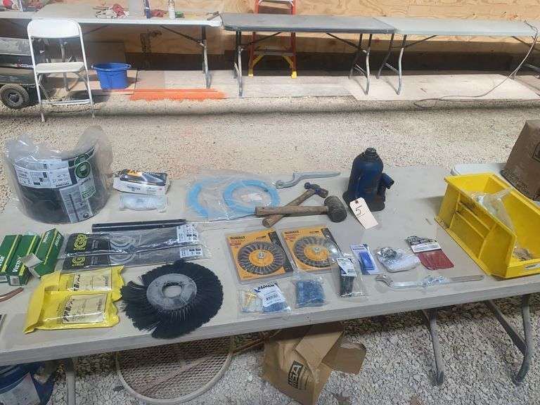 Table lot: Dewalt 6 inch twist wheels, bottle, V guard , Victor 0330–0341 cutting tips, Radnor hose 