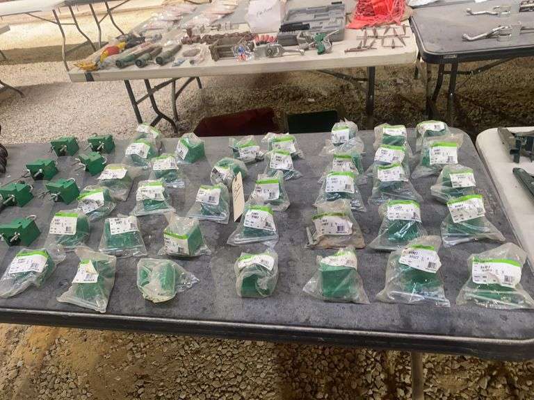 36 Greenlee 31927 mounting clips for cable trays in pkgs. 9 loose