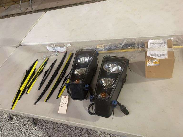 Table Lot: CAT Headlights, Windshield Wiper Blades, incl Cat 189-8610