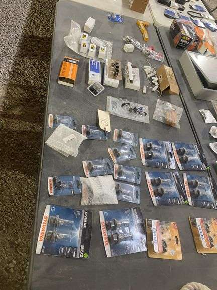 Tbl Lot: Light Bulbs for autos, CAT products