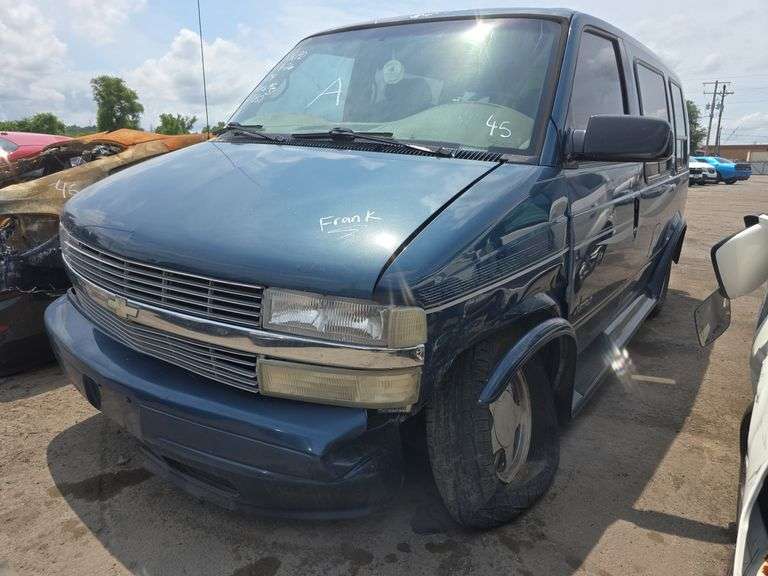 2000  CHEVROLET  Astro Van  1GBDM19W9YB207851