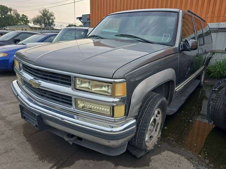 1999  CHEVROLET  Suburban  3GNFK16R7XG232589