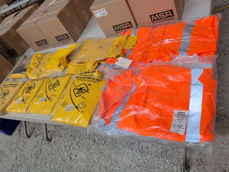 Table lot New rain suits