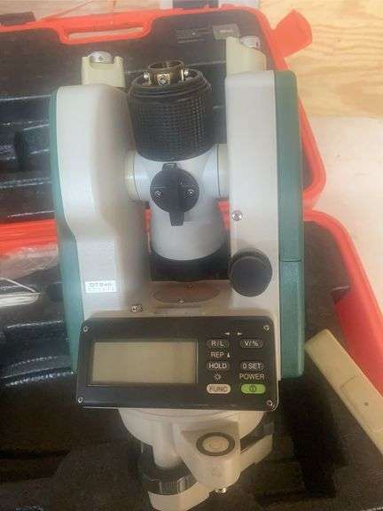 Sokkia Digital Theodolite with case "Broken parts"