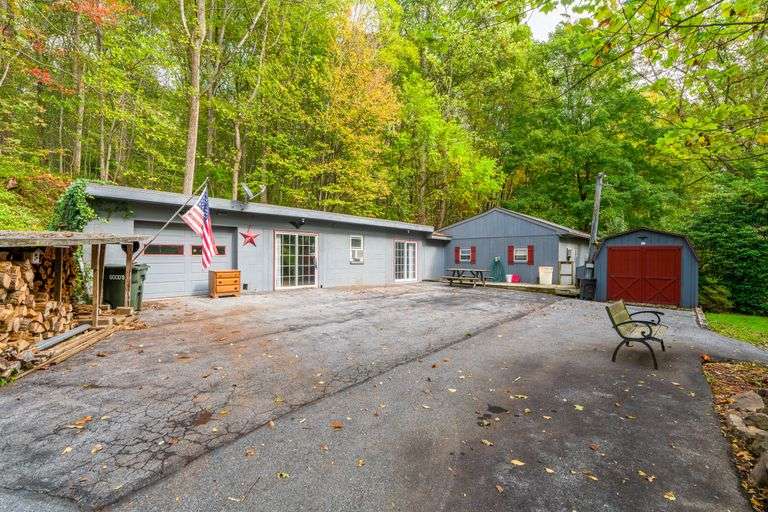 1265 Seglock Rd. Lititz