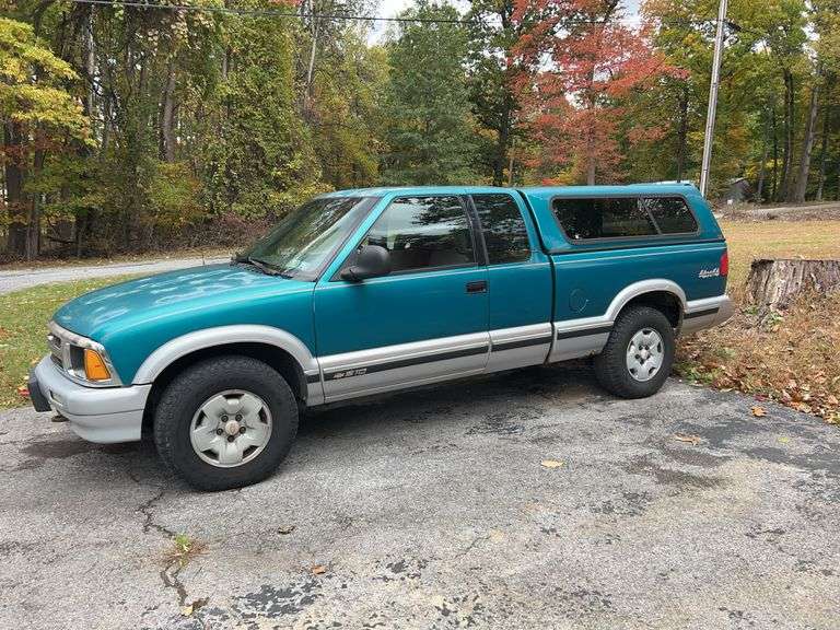 1994 Chevrolet S10 LS 1GCDT19Z4RK158049