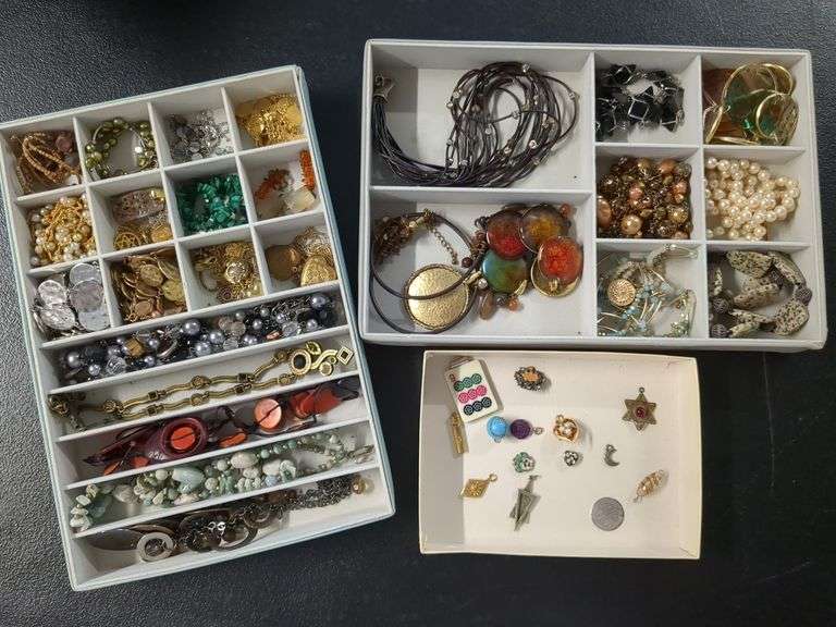 Necklaces and Pendants with Divided Trays