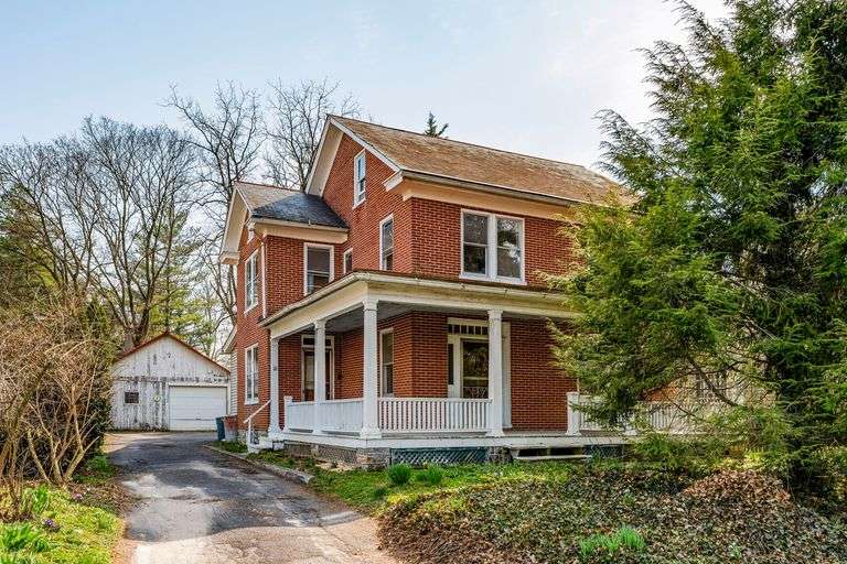 60 Paradise Lane, Ronks, PA