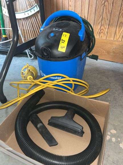 2.5 Gallon Shop Vac and Light