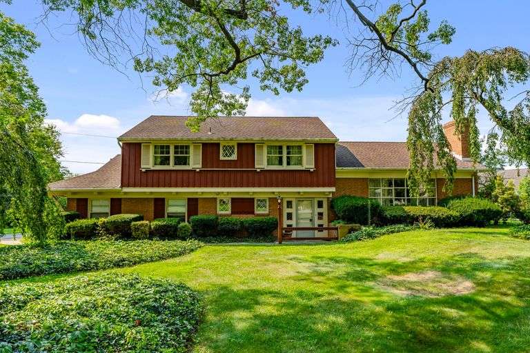 Split Level home on Country Club Drive, Manheim Township, Lancaster, PA