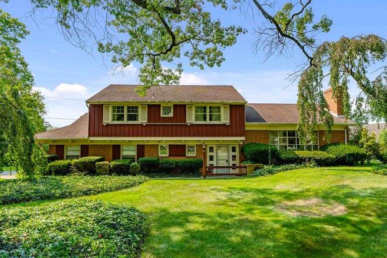 Split Level home on Country Club Drive, Manheim Township, Lancaster, PA