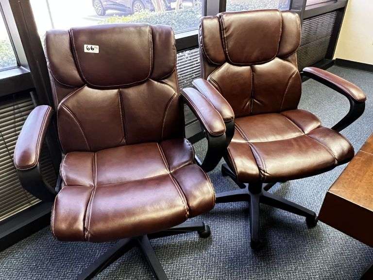 FURNITURE, EXTREMELY NICE BROWN LEATHERETTE CONFERENCE CHAIRS ON