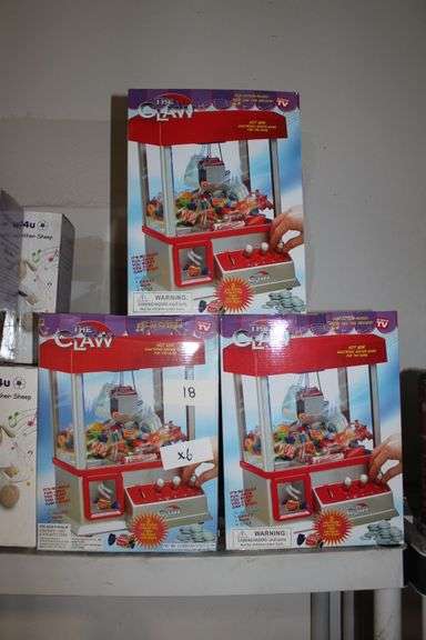 THE CLAW HOT NEW ELECTRONIC ARCADE GAME FOR HOME USE WITH MUSIC