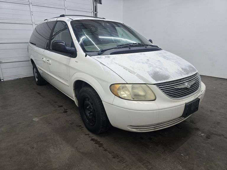 2001 CHRYSLER TOWN AN COUNTRY VIN# 2C8GP44G61R130458 HAS KEY HAS TITLE RUNS AN DRIVES