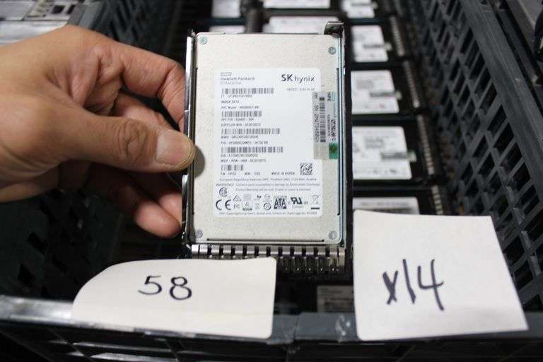 LOT OF ASSORTED HP AND SK HYNIX 960 GB SSD CAPACITY HARD DRIVES, 2.5 IN