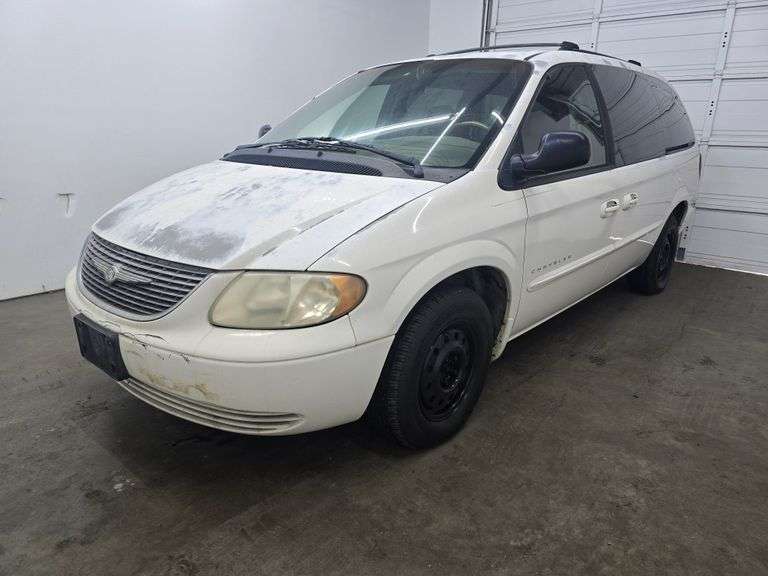 2001 CHRYSLER TOWN AN COUNTRY VIN# 2C8GP44G61R130458 HAS KEY HAS TITLE RUNS AN DRIVES