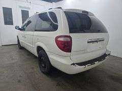 2001 CHRYSLER TOWN AN COUNTRY VIN# 2C8GP44G61R130458 HAS KEY HAS TITLE RUNS AN DRIVES