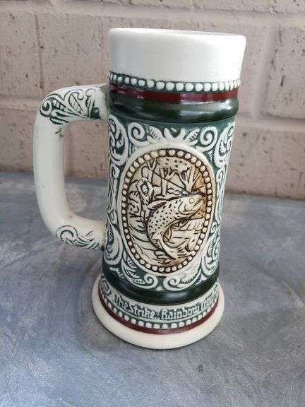 HAND PAINTED STRIKE A POSE/ENGLISH SETTLER MINI STEIN