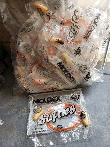LOT OF EAR PLUGS