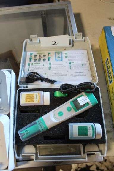 APERA INSTRUMENTS PH20 PH TESTER IN CASE WITH CHARGER AND SOLUTIONS