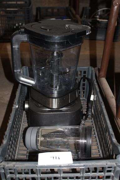 NINJA BLENDER MODEL CO351B  WITH 2 ATTACHMENTS