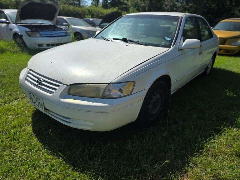 1998 TOYOTA CAMRY VIN# JT2BG22K3W0170305 HAS KEY HAS TITLE HAS COLD AC AT TIME OF PICTURES ONLY HAS 150K NEEDS A GOOD CLEANING