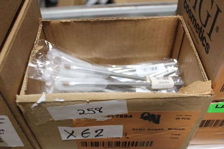 TIGI COSMETICS 777694 ANGLE BRUSH INDIVIDUALLY WRAPPED WITH PROTECTIVE TOP COVER