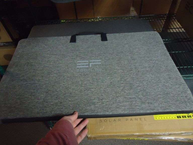 ECOFLOW 220W SOLAR PANEL. CRACKED , BUT STILL HAS OUTPUT