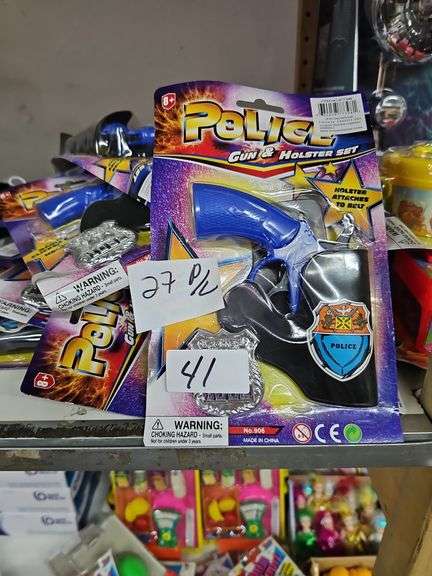 POLICE GUN AND HOLSTER SET WITH BADGE INCLUDED