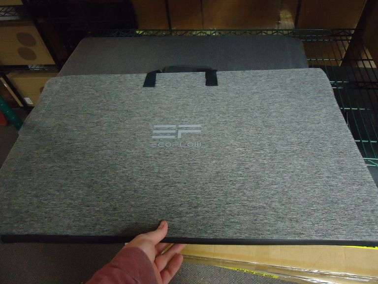 ECOFLOW 220W SOLAR PANEL. CRACKED , BUT STILL HAS OUTPUT