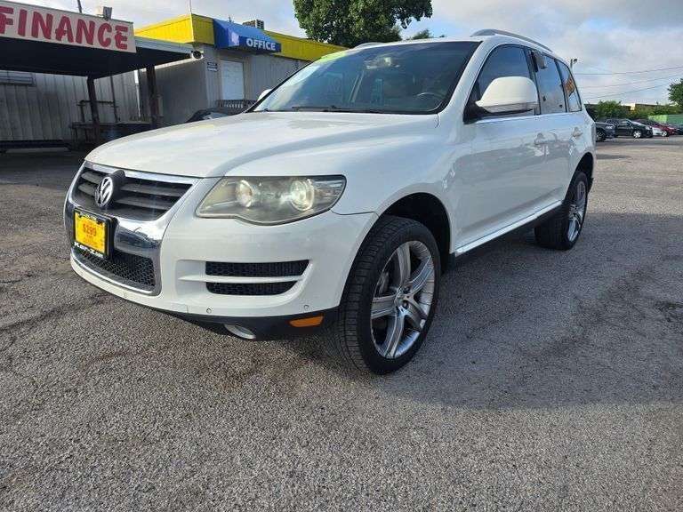 2010 VW TOUAREG DIESEL HAS KEY HAS TITLE RUNS&DRIVES (TRADE IN)