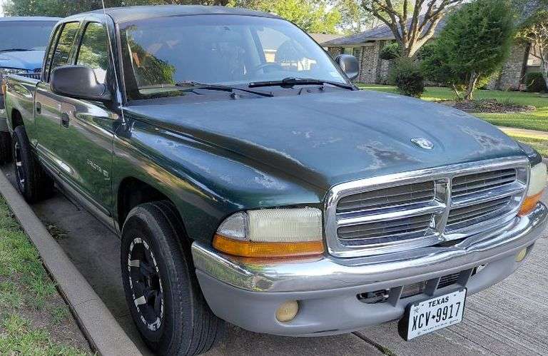 2001 DODGE DAKOTA HAS KEY HAS TITLE RUNS&DRIVES