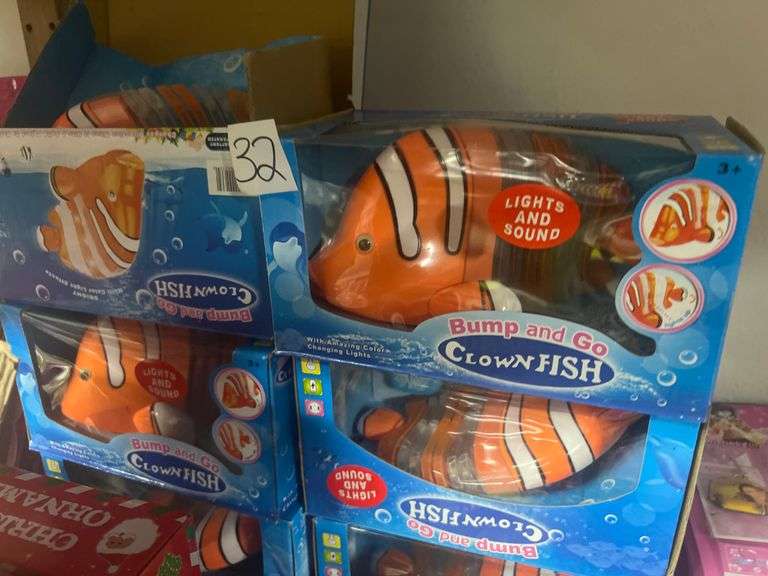 BUMP & GO CLOWN FISH WATER TOY WITH AMAZING COLOR CHANGING LIGHTS & SOUND