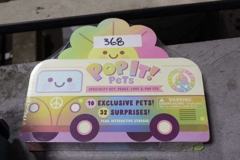 Brand new Pop I! Pets Specialty Set: Peace, Love & Pop Its includes 10 exclusive Petts and 32 surprises