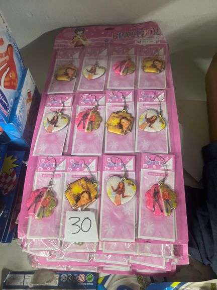 BEAUTIFUL HANNAH MONTANA THEMED KEYCHAINS WITH 12 PER PACK