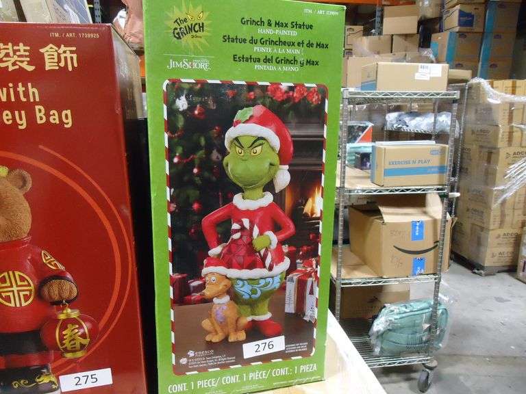 GRINCH AND MAX STATUE