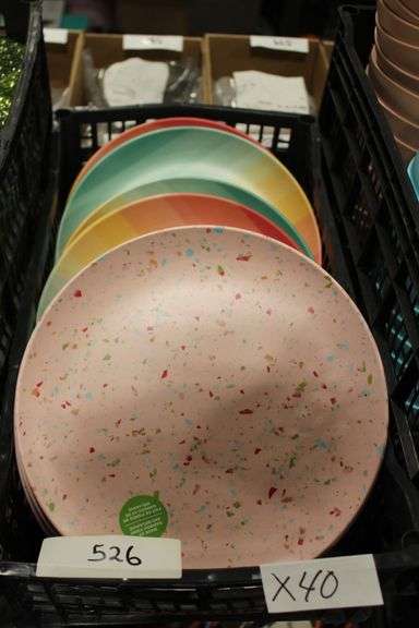 Brand new HomeTrends dinner plates in assorted colors