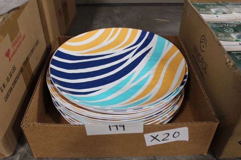 Brand new HomeTrends decroative Dinner Plates