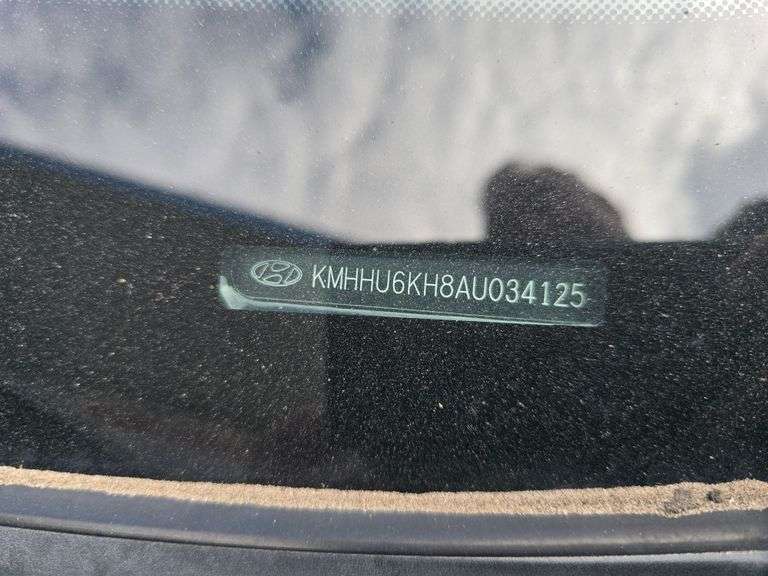 2010 HYUNDIA GENSIS HAS KEY HAS TITLE RUNS&DRIVES