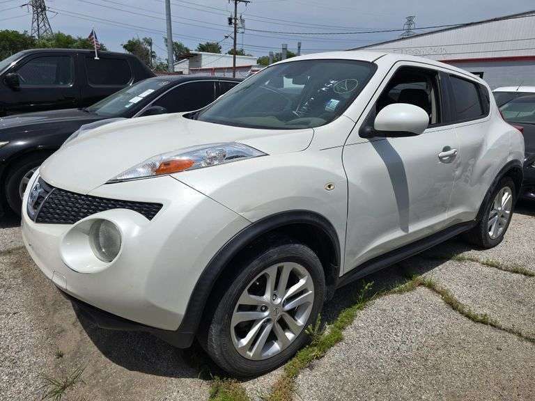 2014 NISSAN JUKE HAS KEY HAS TITLE RUNS